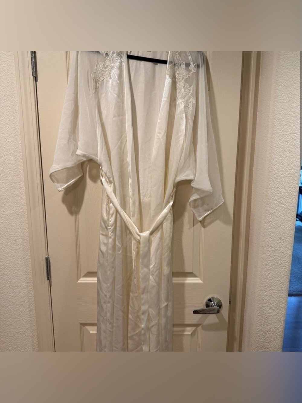 Natori Women’s Size L Petite White Satin Long Sleeve Tie Waist Robe